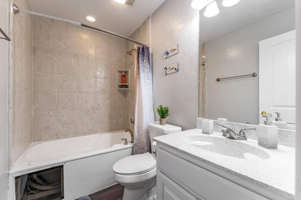 Family Friendly 2Bdrm-Walk To At&T/Cowboys Stadium Arlington Eksteriør billede