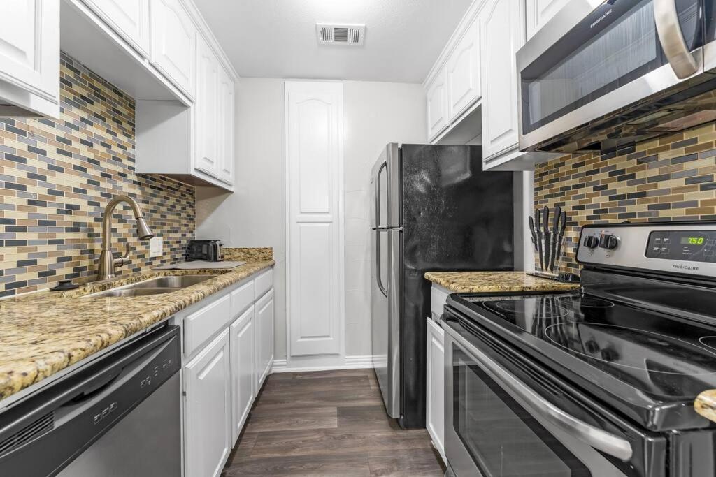 Family Friendly 2Bdrm-Walk To At&T/Cowboys Stadium Arlington Eksteriør billede