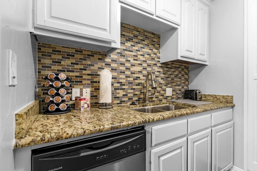Family Friendly 2Bdrm-Walk To At&T/Cowboys Stadium Arlington Eksteriør billede