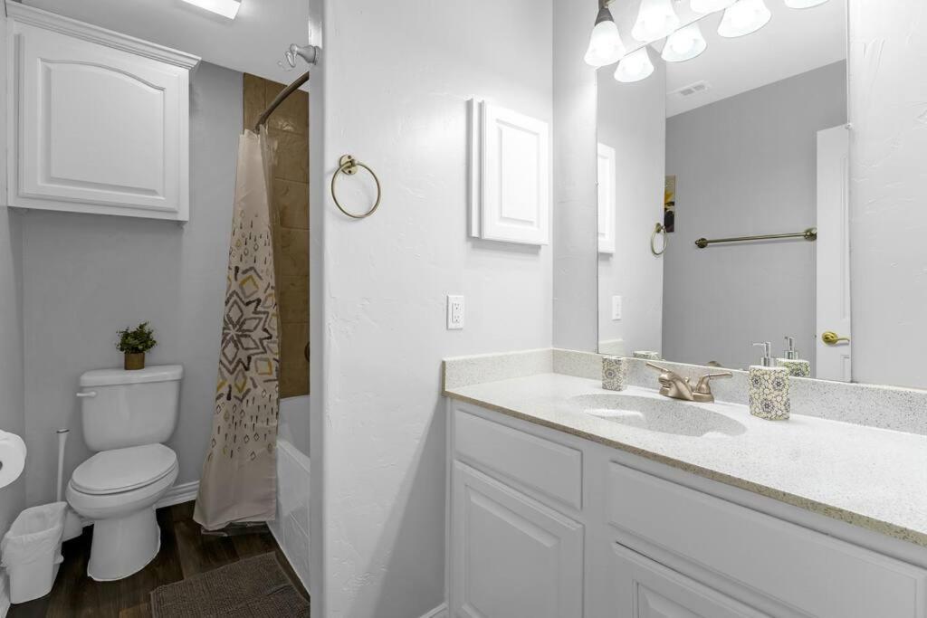Family Friendly 2Bdrm-Walk To At&T/Cowboys Stadium Arlington Eksteriør billede