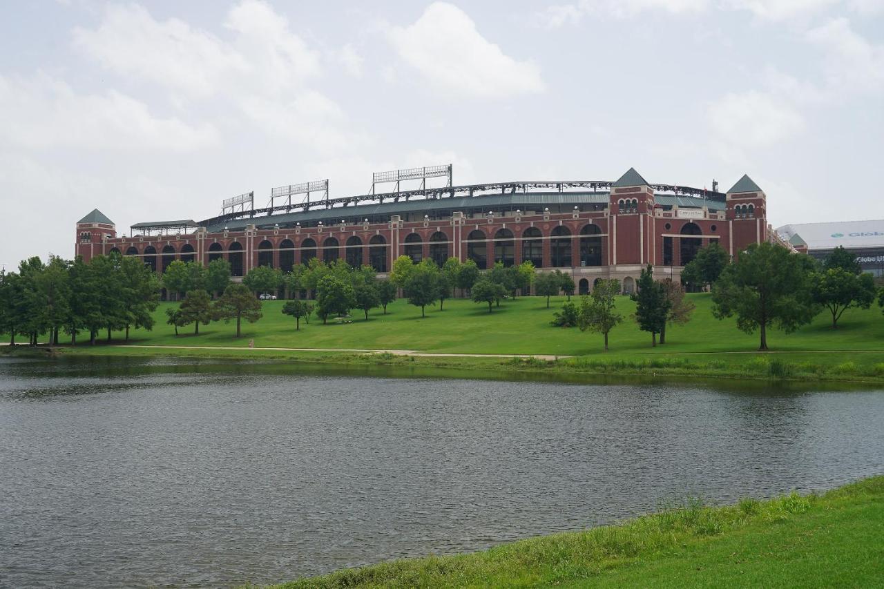 Family Friendly 2Bdrm-Walk To At&T/Cowboys Stadium Arlington Eksteriør billede